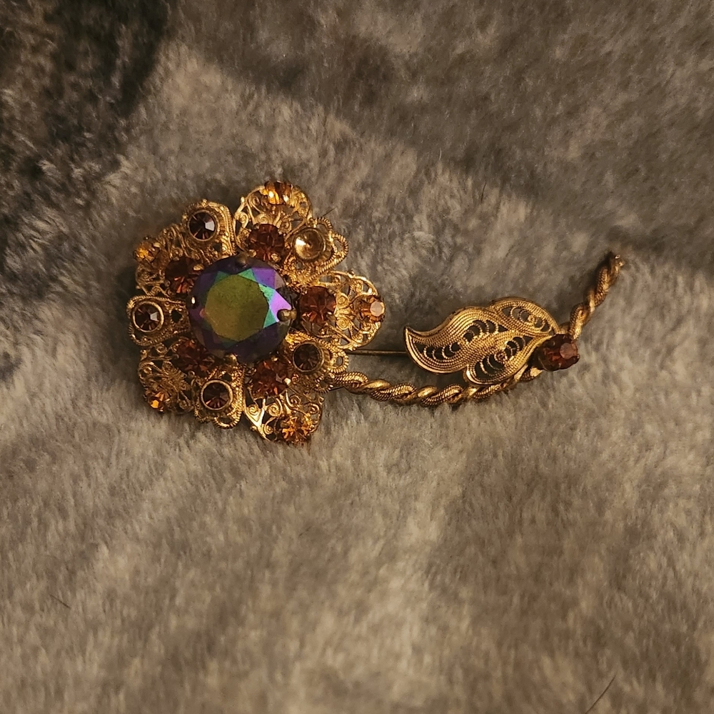 Flower vintage pin
